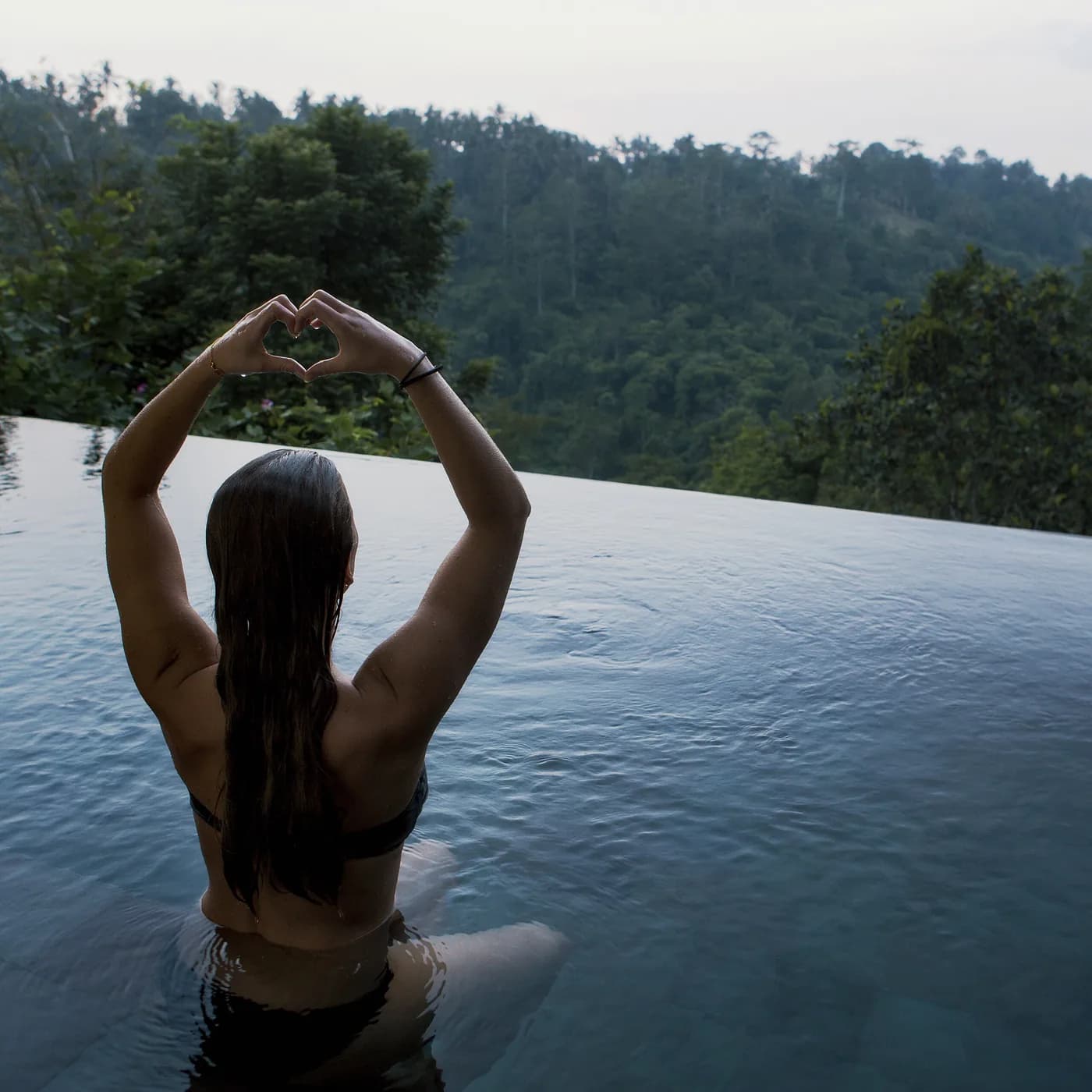 Kolam renang infinity menghadap hutan tropis